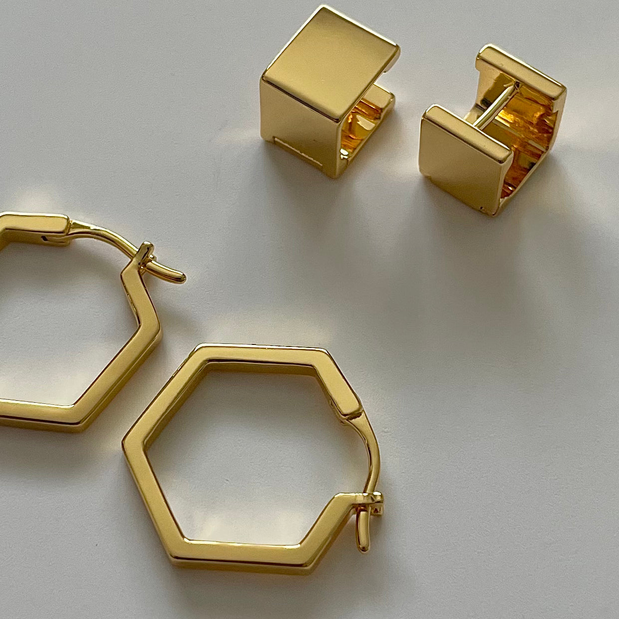 Hexagon minimal hoops 2.0- Gold