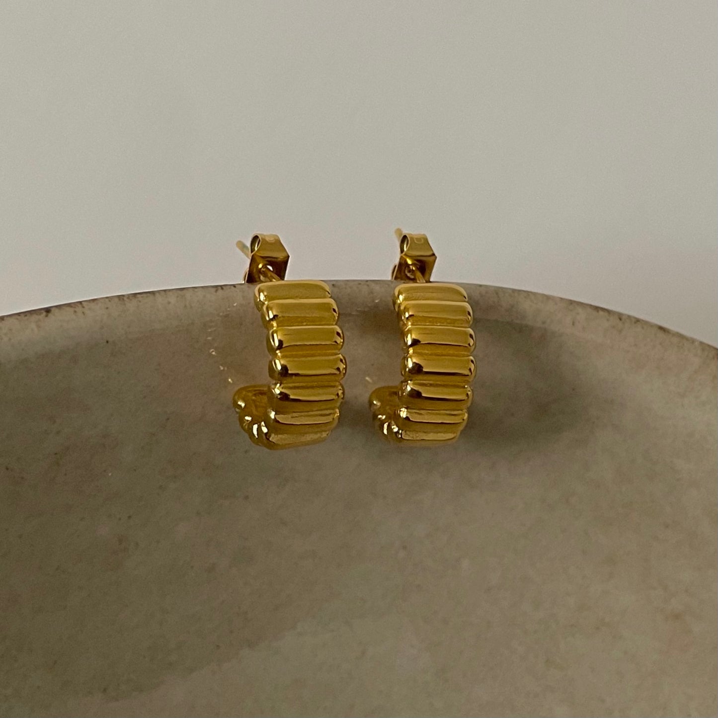 Mini Emma Ribbed Earrings- Gold